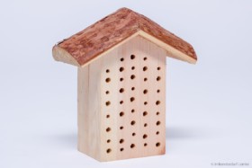 Mini Insektenhotel mit Baumrinden-Satteldach