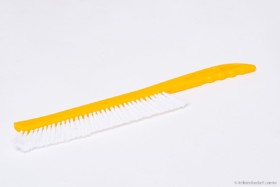 Langer ApiNord® Bienenbesen mit weißen Perlonborsten, gelber Plastikgriff